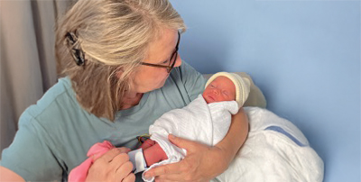 Câlineurs de bébés : offrir un relais tendresse